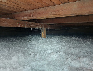 Zateplení řadového domku s pultovou střechou pomocí foukané izolace